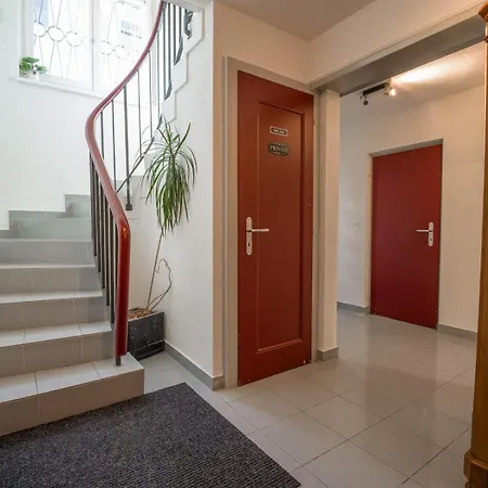 Compact With Easy Access And Near Center Vakantiehuis *