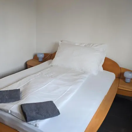 Vakantiehuis Compact With Easy Access And Near Center